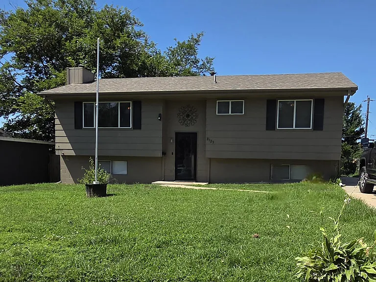 8125 Valley Rd — Photo 1