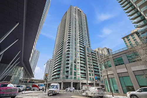 19 Grand Trunk Cres Photo 1
