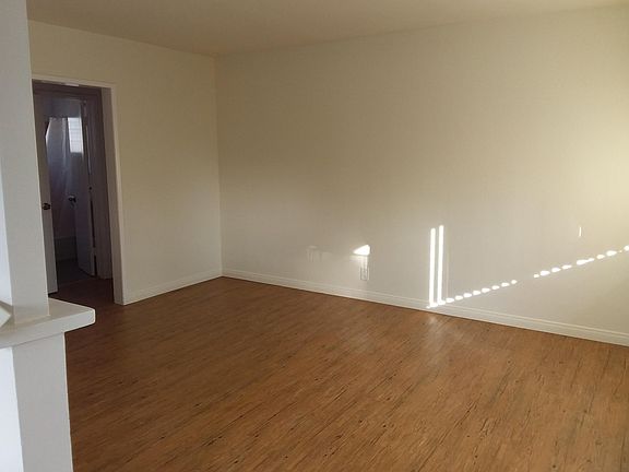 5th image of 577 N El Molino Ave APT 4