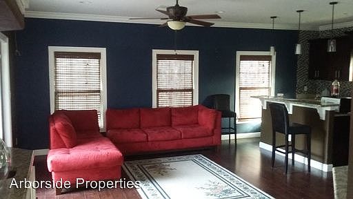 3rd image of 305 E 4th St