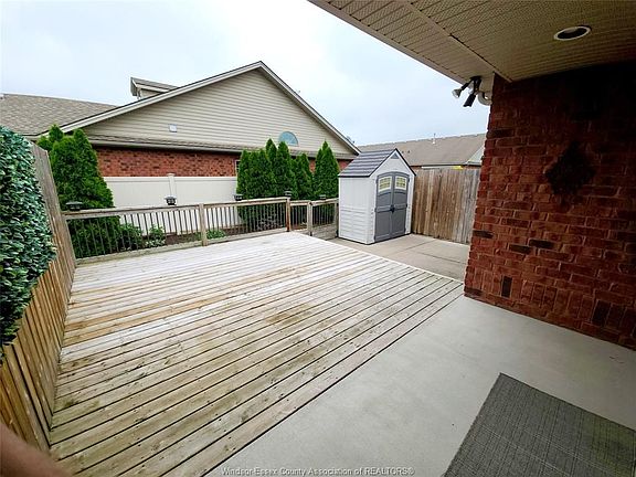 3rd image of 442 Cooper Cres
