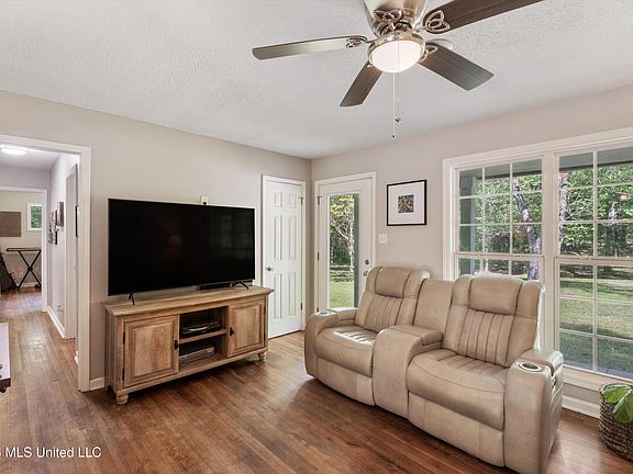 5th image of 121 Carol Ln