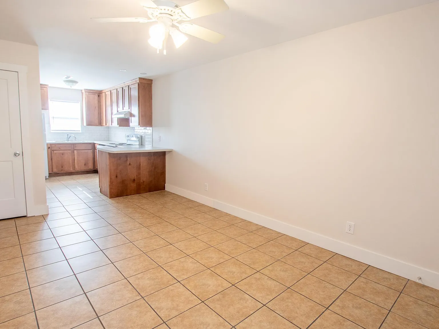 2 bed, 700 sqft, $1,045 — Photo 2