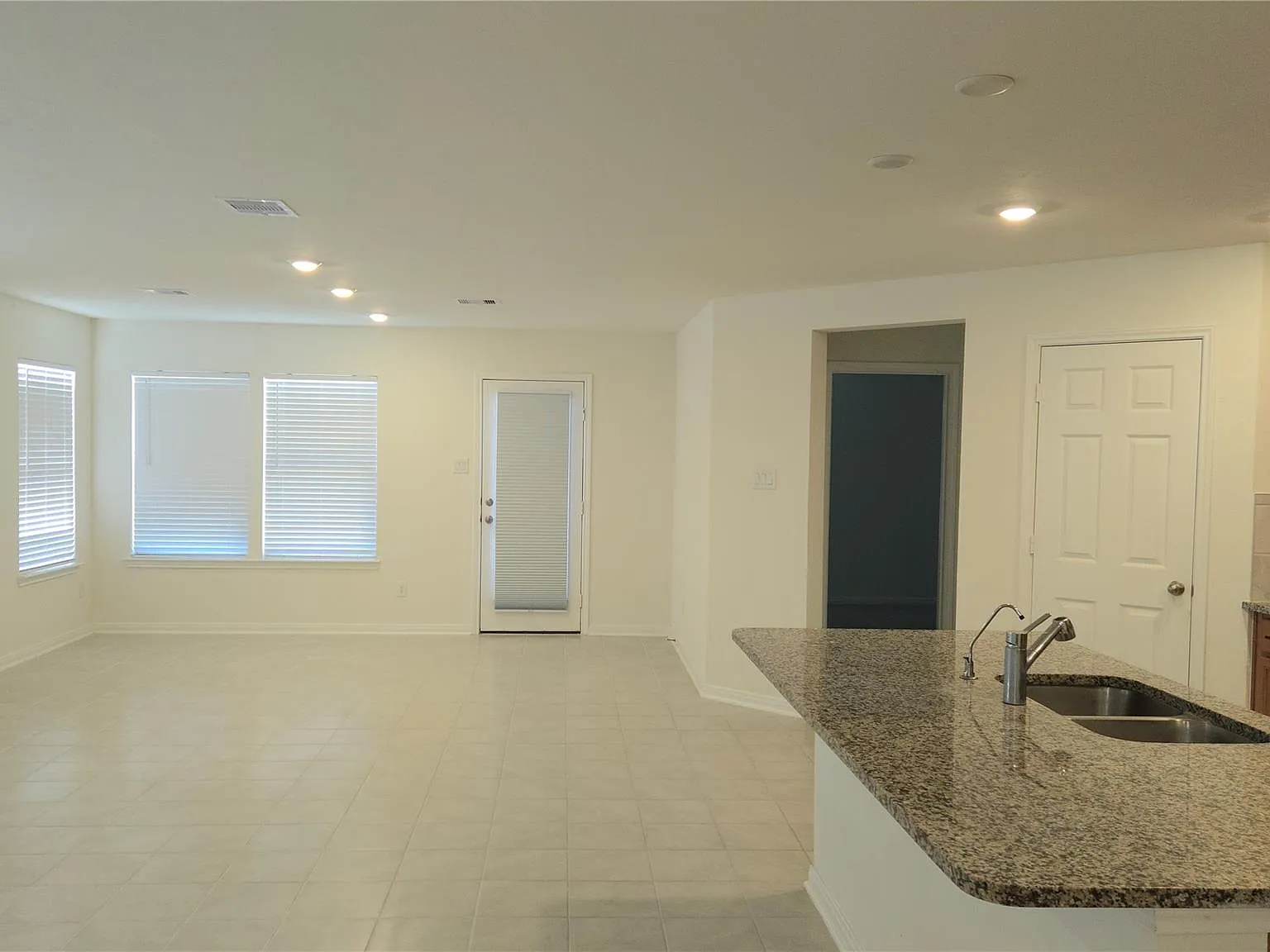 3 bed, 2.0 bath, 1631 sqft, $2,100 — Photo 4