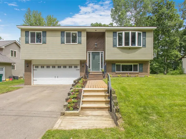 4471 Impala Dr, Holly, MI 48442