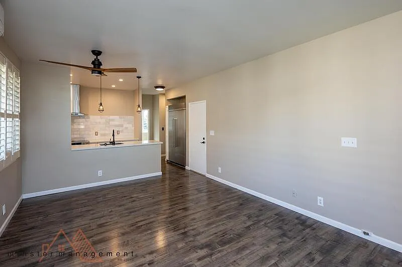 3 bed, 2.0 bath, 892 sqft, $3,895 — Photo 2