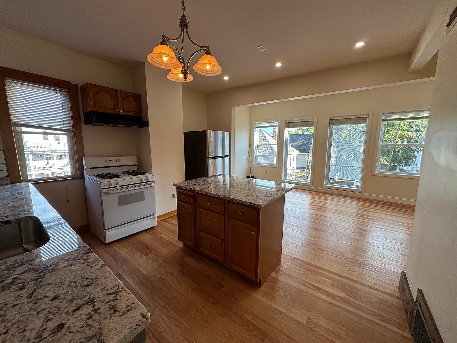 4 bed, 1200 sqft, $4,100 — Photo 1