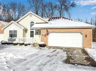 22 Cobblestone Ln, Williamsville, NY 14221