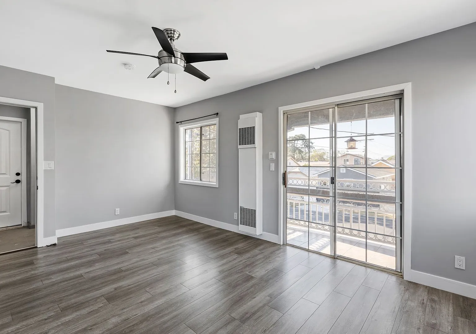 Beautiful 1BR 1BA Unit with Attached 1-Car Garage Located Near USC — Photo 3