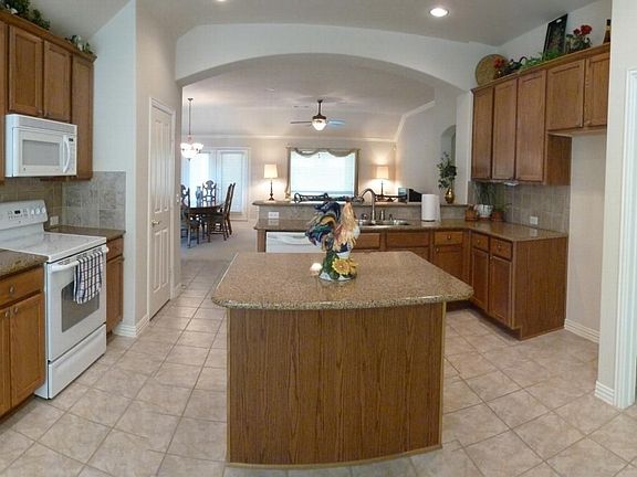 4th image of 8712 Gardenia Dr