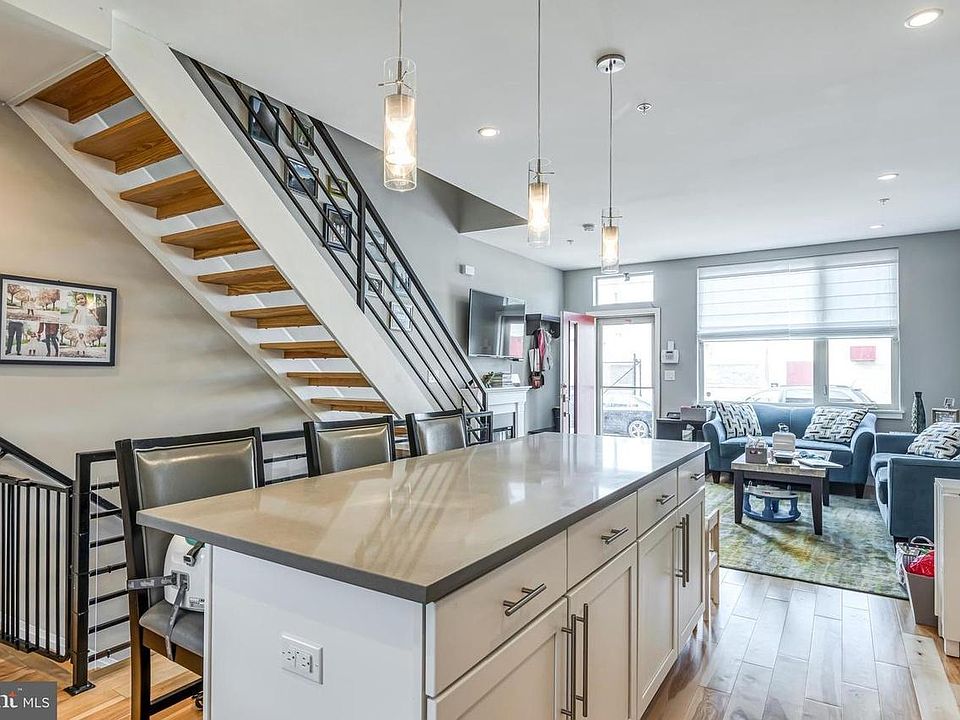 Open floor entertainment/kitchen area