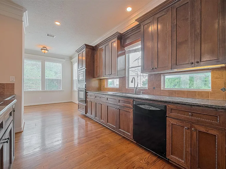 1419 Thompson St — Photo 18