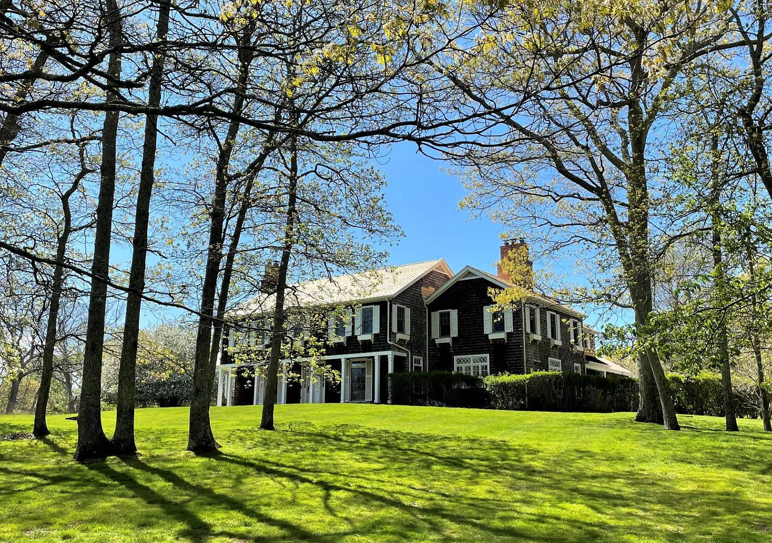 Traditional Near East Hampton Village — Photo 3