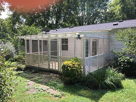 3rd image of 9148 Carlton Cir