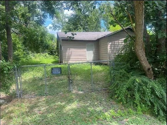 3rd image of 6025 Woodview Dr