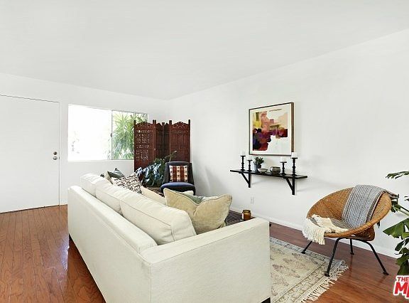 3rd image of 826 E Garfield Ave