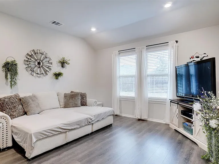 104 Omaha Ln — Photo 4