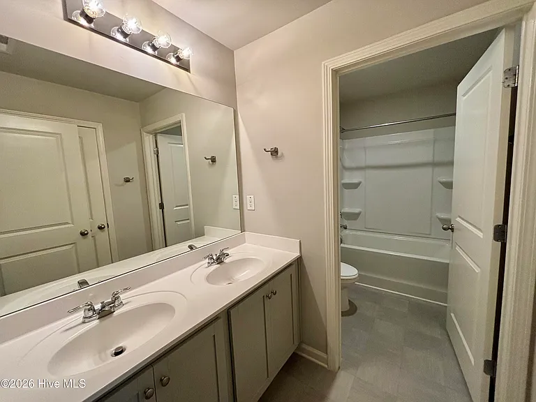 240 Callahan Dr — Photo 20
