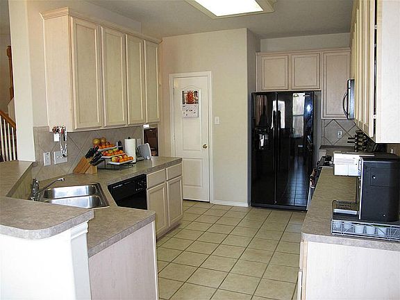 Another view of this FANTASTIC kitchen which opens to the breakfast nook & family room!