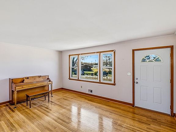 5th image of 102 Wildrose Ln