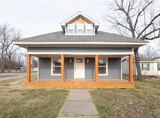 901 E 4th St, Altamont, KS 67330