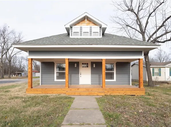 901 E 4th St, Altamont, KS 67330