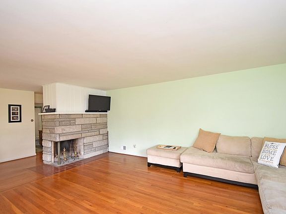 3rd image of 9569 Ronbet Dr