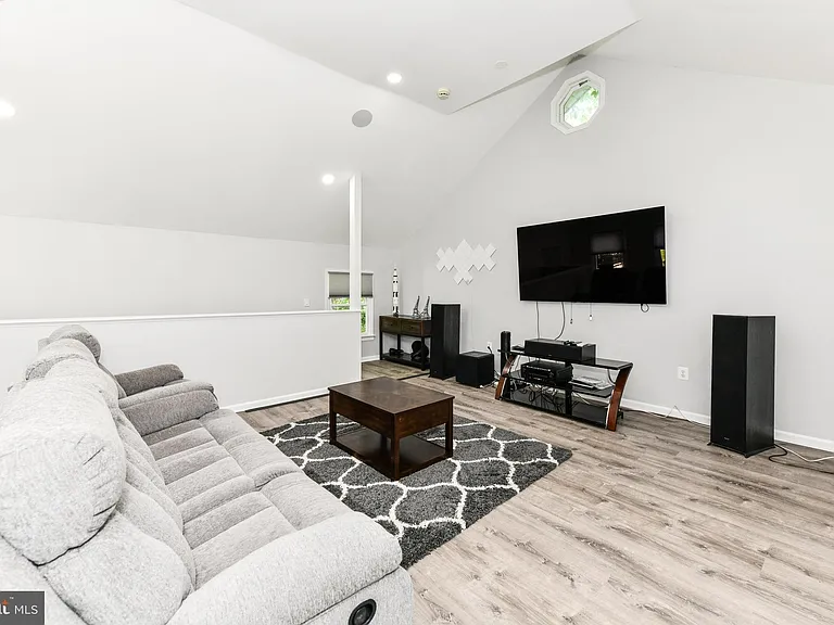 14 Oak Ln — Photo 53