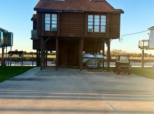 215 Redfish Dr, Freeport, TX 77541