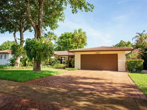 7403 Loch Ness Dr, Miami Lakes, FL 33014