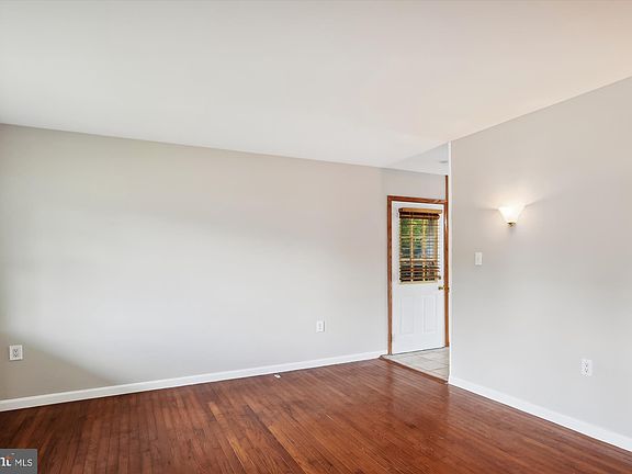 4th image of 573 Welland Ct