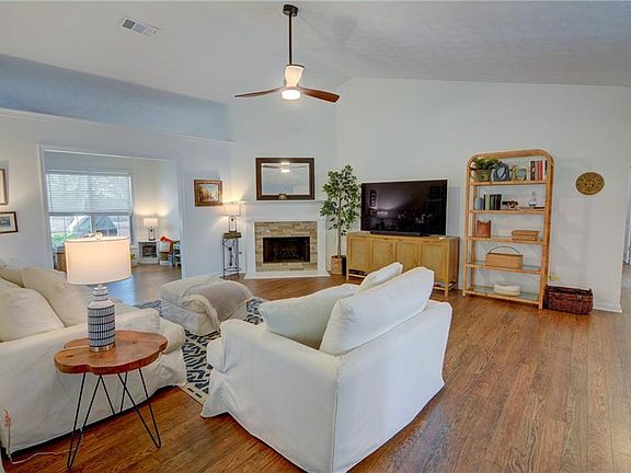 4th image of 949 Nichols Landing Ln