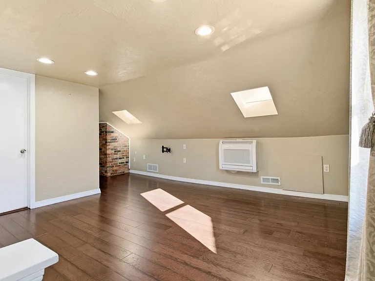 3220 Mary St — Photo 33