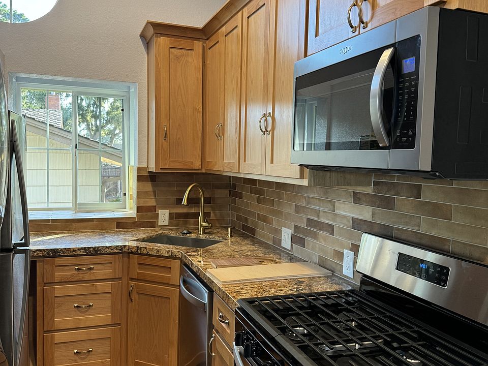 Full kitchen - gas range and microwave and dishwasher