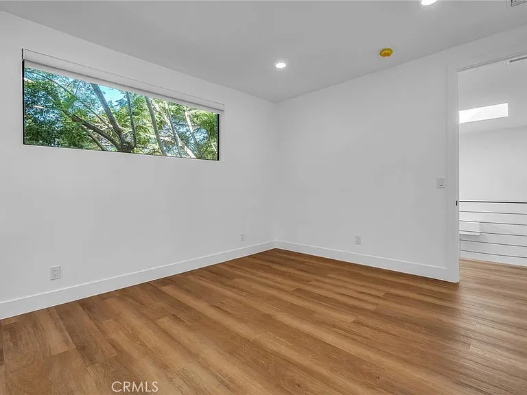 1531 Wellesley Ave — Photo 23