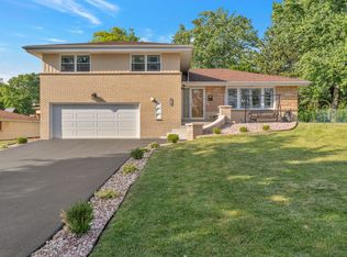 8714 Lynwood Dr, Hickory Hills, IL 60457
