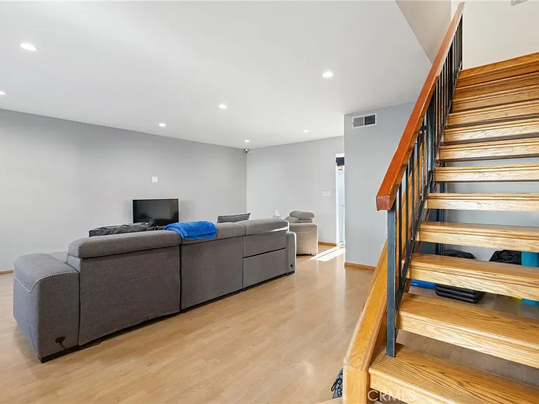 19124 Hamlin St #5 — Photo 4