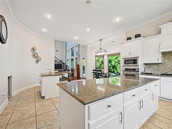 5th image of 340 Sandalwood Dr