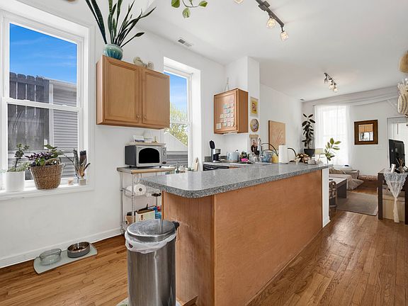 2nd image of 1903 W Dickens Ave APT 3R