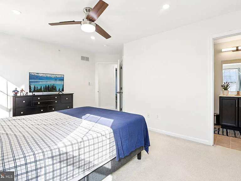 1035 Thorndale Dr — Photo 32