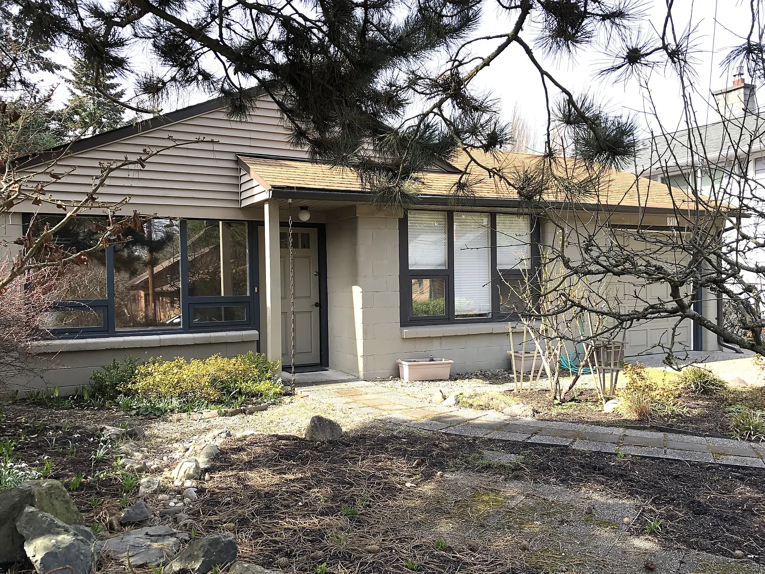 9117 25th Ave NE Seattle WA 98115 LCG ( — Photo 1