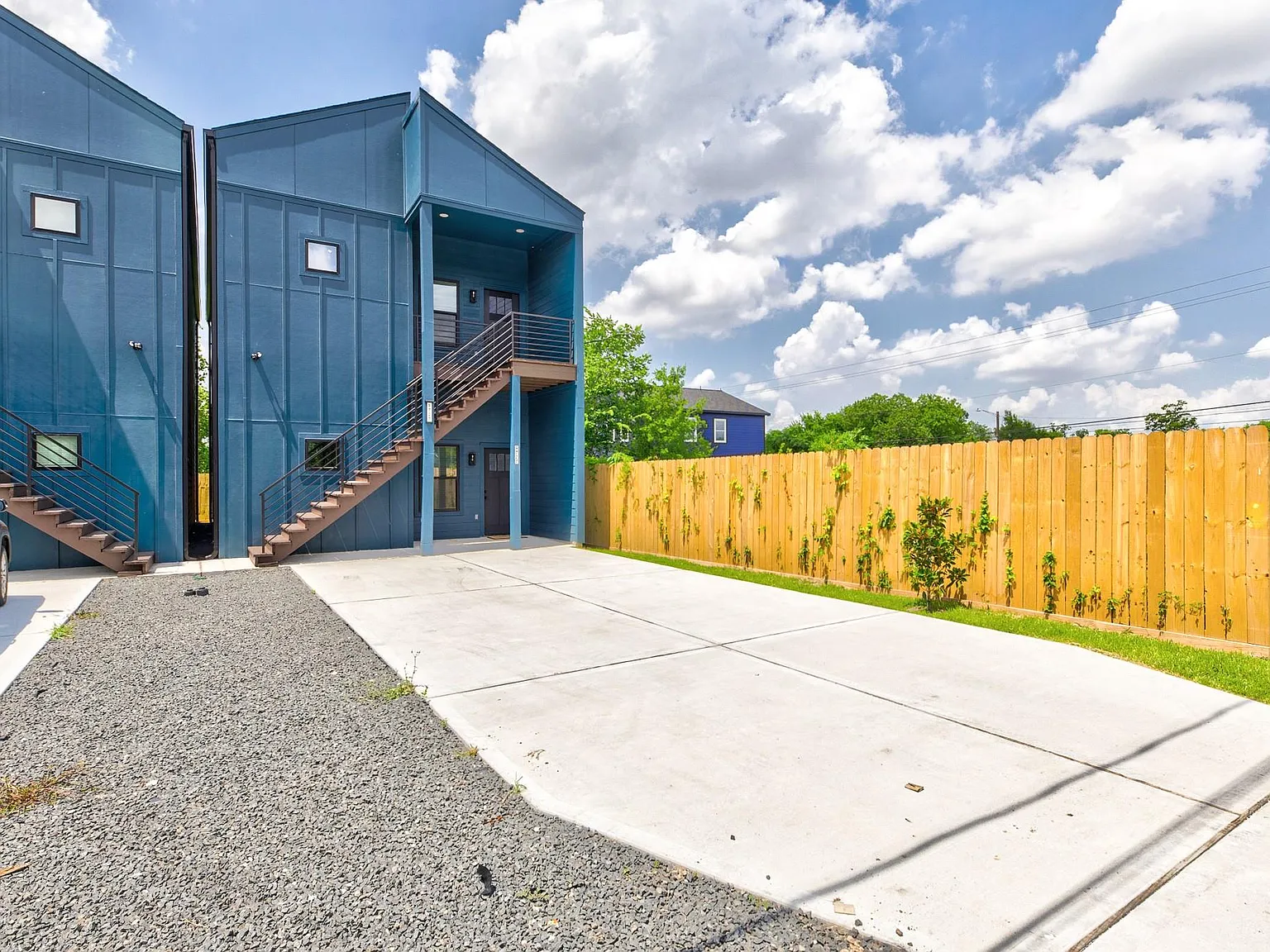 3 bed, 2.0 bath, 2420 sqft, $1,750 — Photo 2
