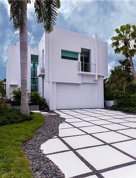 Striking Waterfront Home on Isle of Biscaya