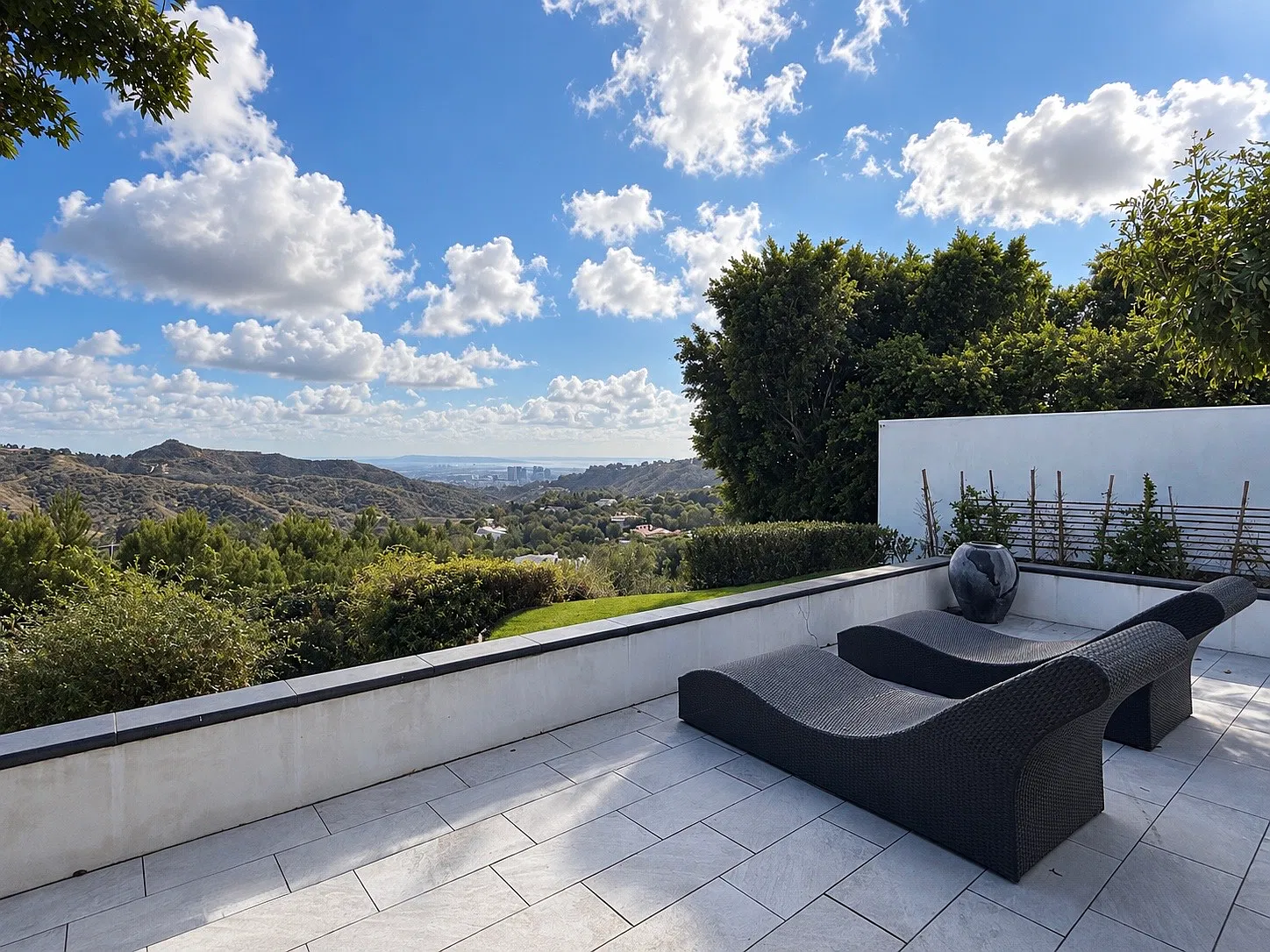 2850 N Beverly Dr — Photo 3