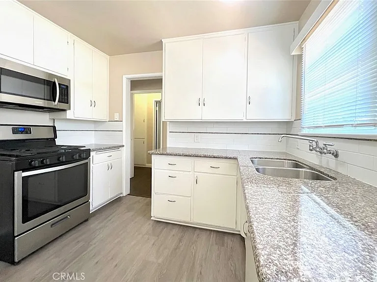 240 N Shamrock Ave — Photo 7