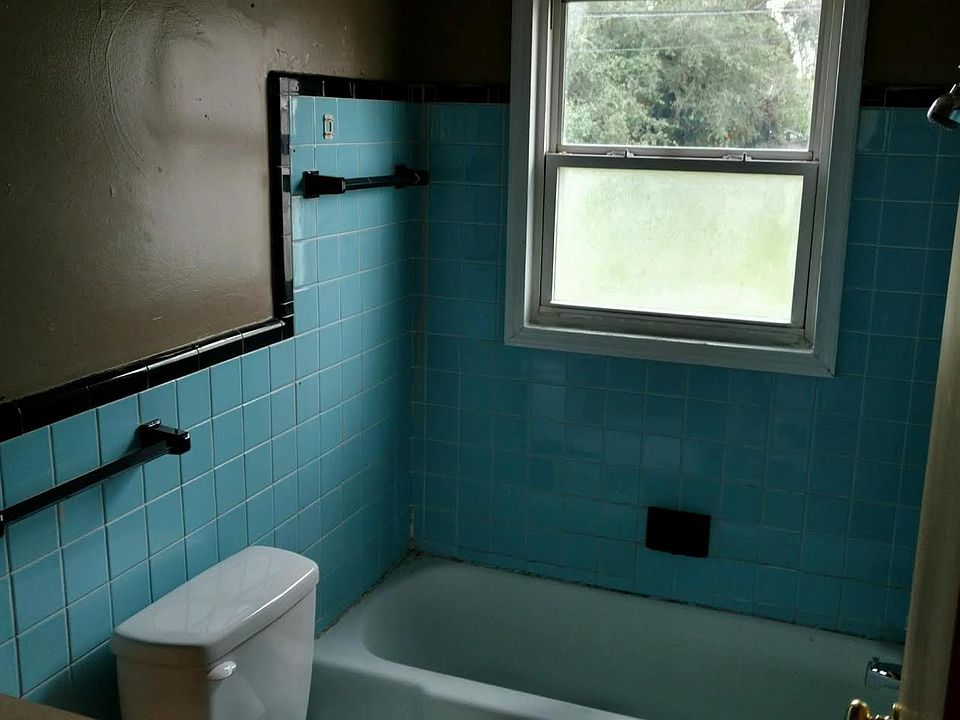 2nd image of 1705 Otis Pl NE