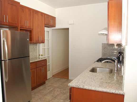 5th image of 118 Pfeiffer St