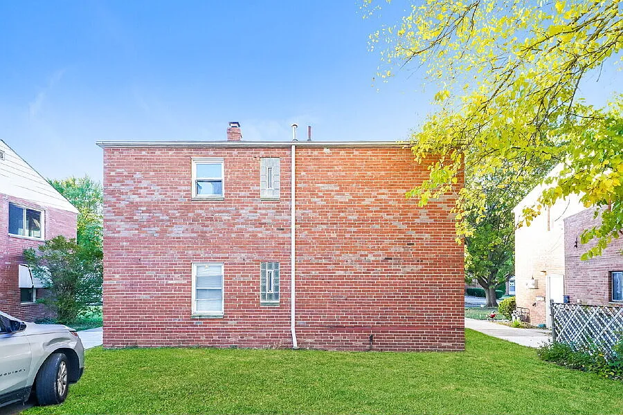 2-Bedroom Upper Unit with Garage Parking in Euclid (Welcome Section 8) — Photo 3