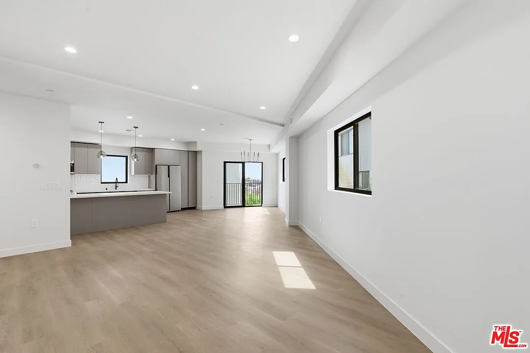 3 bed, 3.0 bath, 3369 sqft, $5,499 — Photo 3