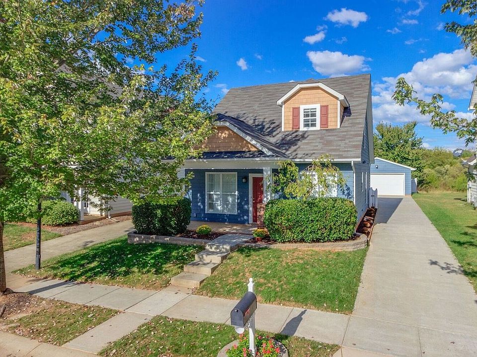 Saussy Burbank House w/ Fiber Cement Board Siding